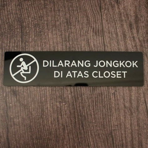Sign Dilarang Jongkok Di Atas Closet Signboard Akrilik UV Print